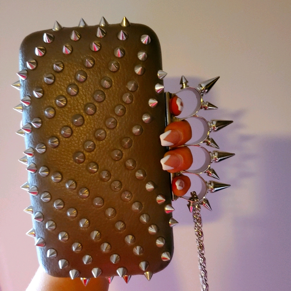 Clutch with metal spikes